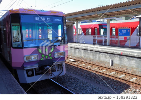 遠州鉄道と天竜浜名湖鉄道の乗換駅の西鹿島駅（静岡県浜松市） 138291822