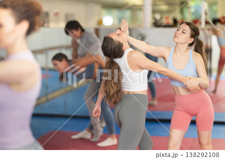 Women practice self-defense techniques in pairsの写真素材 [138292108] - PIXTA