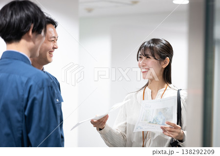 会話する女性と作業員 会話する女性と作業員 138292209