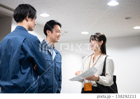 会話する女性と作業員 会話する女性と作業員 138292211