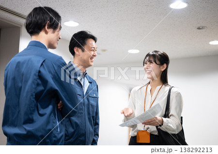 会話する女性と作業員 138292213