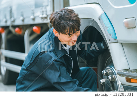 大型トラックドライバー 大型トラックドライバー 138293331
