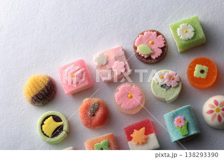 季節を感じるカラフルな和菓子の集合写真 季節を感じるカラフルな和菓子の集合写真 138293390