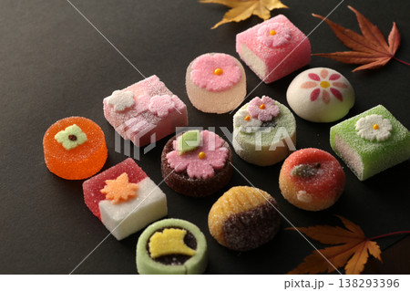 季節を感じるカラフルな和菓子の集合写真 季節を感じるカラフルな和菓子の集合写真 138293396