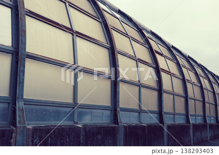 高速道路の防音壁 138293403