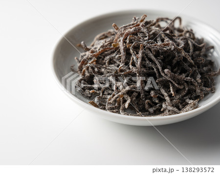 白背景の小皿に盛られた塩昆布 138293572