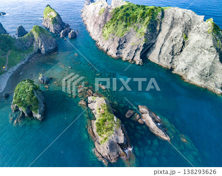 南伊豆ヒリゾ浜のドローン撮影。大根島、あいあい岬、ユウスゲ公園、渡船、遊泳客他。伊豆半島の最南端 138293626