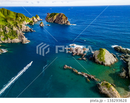 南伊豆ヒリゾ浜のドローン撮影。大根島、あいあい岬、ユウスゲ公園、渡船、遊泳客他。伊豆半島の最南端 南伊豆ヒリゾ浜のドローン撮影。大根島、あいあい岬、ユウスゲ公園、渡船、遊泳客他。伊豆半島の最南端 138293628