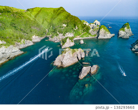 南伊豆ヒリゾ浜のドローン撮影。大根島、あいあい岬、ユウスゲ公園、渡船、遊泳客他。伊豆半島の最南端 南伊豆ヒリゾ浜のドローン撮影。大根島、あいあい岬、ユウスゲ公園、渡船、遊泳客他。伊豆半島の最南端 138293668
