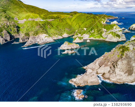 南伊豆ヒリゾ浜のドローン撮影。大根島、あいあい岬、ユウスゲ公園、渡船、遊泳客他。伊豆半島の最南端 南伊豆ヒリゾ浜のドローン撮影。大根島、あいあい岬、ユウスゲ公園、渡船、遊泳客他。伊豆半島の最南端 138293690