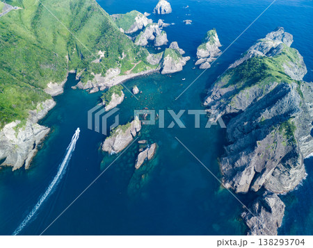 南伊豆ヒリゾ浜のドローン撮影。大根島、あいあい岬、ユウスゲ公園、渡船、遊泳客他。伊豆半島の最南端 南伊豆ヒリゾ浜のドローン撮影。大根島、あいあい岬、ユウスゲ公園、渡船、遊泳客他。伊豆半島の最南端 138293704
