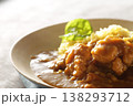 サフランライスを使ったお肉がたっぷりのチキンとビーフカレーのクローズアップ 138293712