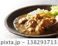 サフランライスを使ったお肉がたっぷりのチキンとビーフカレーのクローズアップ 138293713