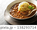 サフランライスを使ったお肉がたっぷりのチキンとビーフカレーのクローズアップ 138293714