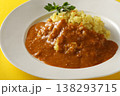 サフランライスを使ったお肉がたっぷりのチキンとビーフカレーのクローズアップ 138293715