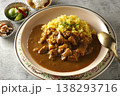 サフランライスを使ったお肉がたっぷりのチキンとビーフカレーのクローズアップ 138293716