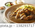 サフランライスを使ったお肉がたっぷりのチキンとビーフカレーのクローズアップ 138293717