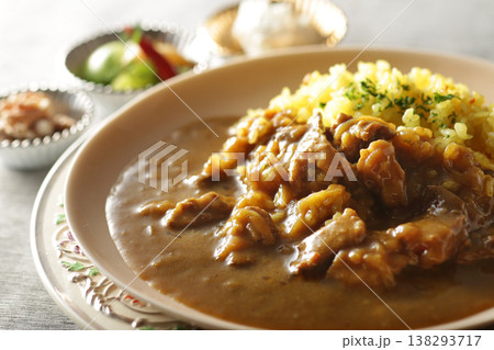 サフランライスを使ったお肉がたっぷりのチキンとビーフカレーのクローズアップ サフランライスを使ったお肉がたっぷりのチキンとビーフカレーのクローズアップ 138293717