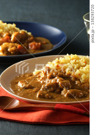 サフランライスを使ったお肉がたっぷりのチキンとビーフカレーのクローズアップ 138293720