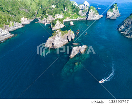 南伊豆ヒリゾ浜のドローン撮影。大根島、あいあい岬、ユウスゲ公園、渡船、遊泳客他。伊豆半島の最南端 南伊豆ヒリゾ浜のドローン撮影。大根島、あいあい岬、ユウスゲ公園、渡船、遊泳客他。伊豆半島の最南端 138293747