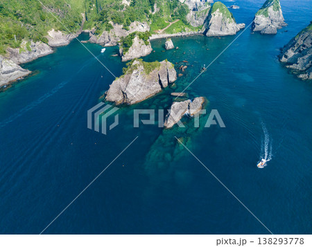 南伊豆ヒリゾ浜のドローン撮影。大根島、あいあい岬、ユウスゲ公園、渡船、遊泳客他。伊豆半島の最南端 南伊豆ヒリゾ浜のドローン撮影。大根島、あいあい岬、ユウスゲ公園、渡船、遊泳客他。伊豆半島の最南端 138293778