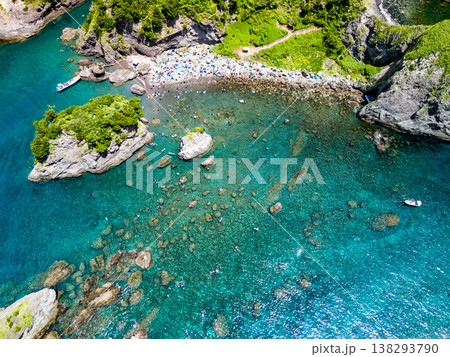 南伊豆ヒリゾ浜のドローン撮影。大根島、あいあい岬、ユウスゲ公園、渡船、遊泳客他。伊豆半島の最南端 南伊豆ヒリゾ浜のドローン撮影。大根島、あいあい岬、ユウスゲ公園、渡船、遊泳客他。伊豆半島の最南端 138293790
