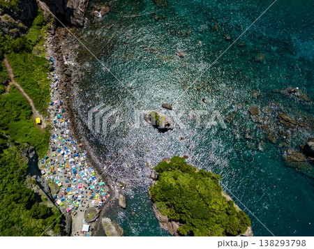 南伊豆ヒリゾ浜のドローン撮影。大根島、あいあい岬、ユウスゲ公園、渡船、遊泳客他。伊豆半島の最南端 南伊豆ヒリゾ浜のドローン撮影。大根島、あいあい岬、ユウスゲ公園、渡船、遊泳客他。伊豆半島の最南端 138293798