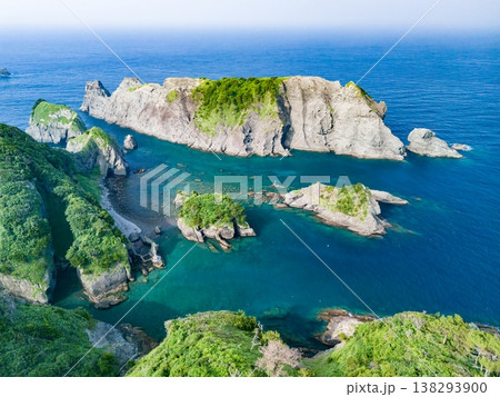 南伊豆ヒリゾ浜のドローン撮影。大根島、あいあい岬、ユウスゲ公園、渡船、遊泳客他。伊豆半島の最南端 南伊豆ヒリゾ浜のドローン撮影。大根島、あいあい岬、ユウスゲ公園、渡船、遊泳客他。伊豆半島の最南端 138293900