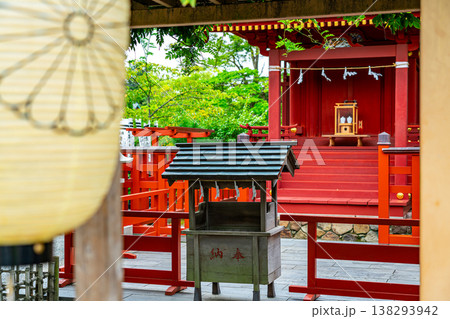 【神奈川県】夏の緑が綺麗な鶴岡八幡宮の境内にある旗上弁財天社 138293942