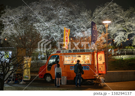 お花見会場のキッチンカー お花見会場のキッチンカー 138294137