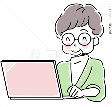 ノートパソコンを笑顔で操作するシニア女性 138294150