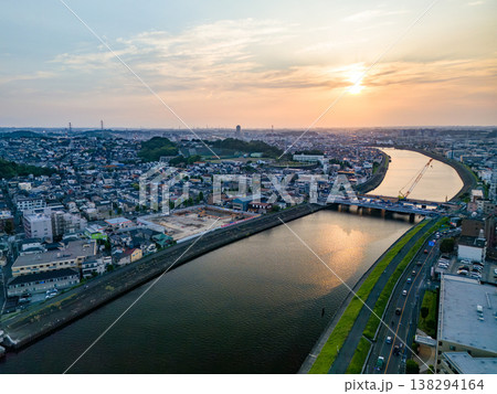 夕暮れの鶴見川のドローン撮影。 西に横浜市鶴見区、東に川崎市川崎区、幸区がある。 河川工事前の調査 夕暮れの鶴見川のドローン撮影。 西に横浜市鶴見区、東に川崎市川崎区、幸区がある。 河川工事前の調査 138294164