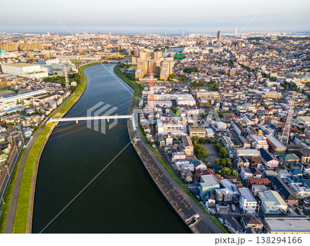 夕暮れの鶴見川のドローン撮影。 西に横浜市鶴見区、東に川崎市川崎区、幸区がある。 河川工事前の調査 138294166