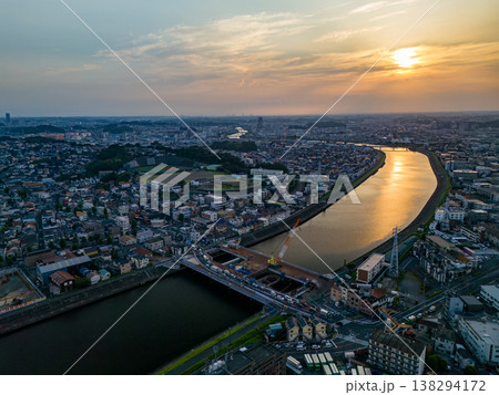 夕暮れの鶴見川のドローン撮影。 西に横浜市鶴見区、東に川崎市川崎区、幸区がある。 河川工事前の調査 138294172