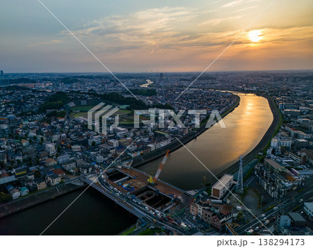 夕暮れの鶴見川のドローン撮影。 西に横浜市鶴見区、東に川崎市川崎区、幸区がある。 河川工事前の調査 138294173