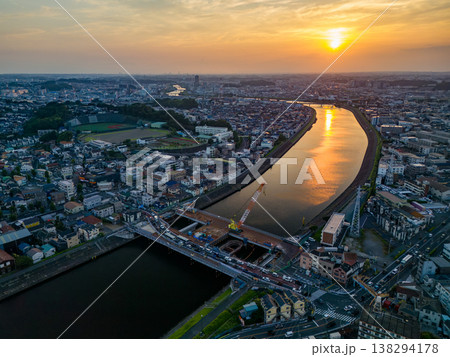 夕暮れの鶴見川のドローン撮影。 西に横浜市鶴見区、東に川崎市川崎区、幸区がある。 河川工事前の調査 夕暮れの鶴見川のドローン撮影。 西に横浜市鶴見区、東に川崎市川崎区、幸区がある。 河川工事前の調査 138294178
