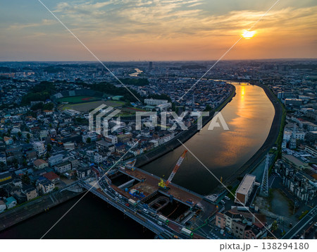 夕暮れの鶴見川のドローン撮影。 西に横浜市鶴見区、東に川崎市川崎区、幸区がある。 河川工事前の調査 138294180