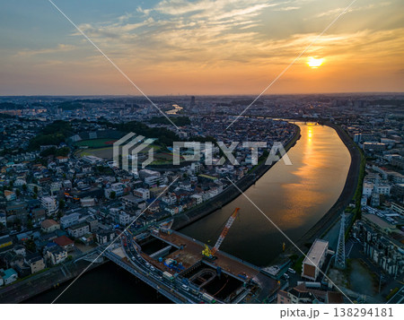 夕暮れの鶴見川のドローン撮影。 西に横浜市鶴見区、東に川崎市川崎区、幸区がある。 河川工事前の調査 夕暮れの鶴見川のドローン撮影。 西に横浜市鶴見区、東に川崎市川崎区、幸区がある。 河川工事前の調査 138294181