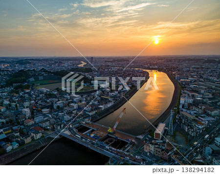 夕暮れの鶴見川のドローン撮影。 西に横浜市鶴見区、東に川崎市川崎区、幸区がある。 河川工事前の調査 138294182
