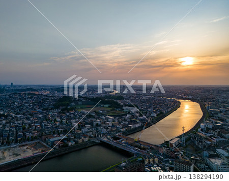 夕暮れの鶴見川のドローン撮影。 西に横浜市鶴見区、東に川崎市川崎区、幸区がある。 河川工事前の調査 夕暮れの鶴見川のドローン撮影。 西に横浜市鶴見区、東に川崎市川崎区、幸区がある。 河川工事前の調査 138294190