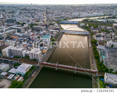夕暮れの鶴見川のドローン撮影。 西に横浜市鶴見区、東に川崎市川崎区、幸区がある。 河川工事前の調査 138294191