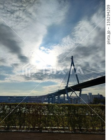 雲の広がる空と橋と柵 雲の広がる空と橋と柵 138294209