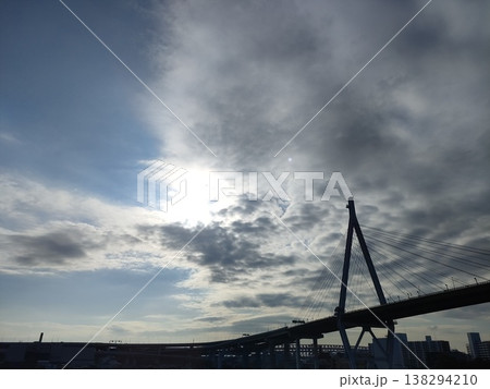 雲の広がる空と橋 雲の広がる空と橋 138294210