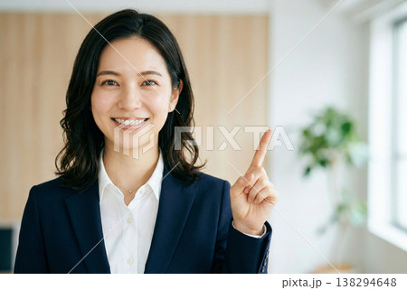 指差す若い日本人女性（ポイント・要点）　Generative AI 138294648