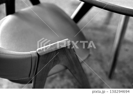 モノクロ 写真柔らかな曲線を描く木製アームチェア モノクロ 写真柔らかな曲線を描く木製アームチェア 138294694