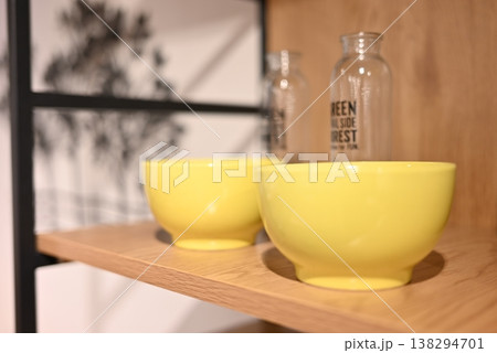 オープンシェルフに並ぶ鮮やかなイエローのカフェボウル オープンシェルフに並ぶ鮮やかなイエローのカフェボウル 138294701