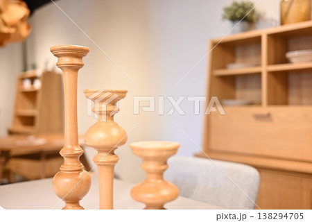 木の温もりを感じるモダンなキャンドルホルダーと北欧家具 138294705