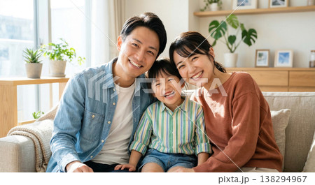 リビングのソファで寄り添い笑い合う幸せな日本人家族 3人 育児 Generative AI 138294967