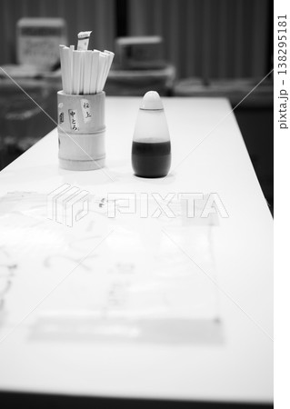 箸入れと醤油差しが置かれたシンプルな飲食店のテーブル 138295181
