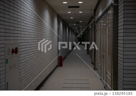 シャッターが閉まった静かな地下通路の対称的な構図 138295185